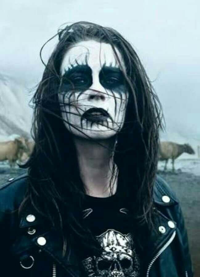 Metalhead Tarzında biriyle Sevgili olur muydunuz? & poser lar hakkında ne düşünüyorsunuz??