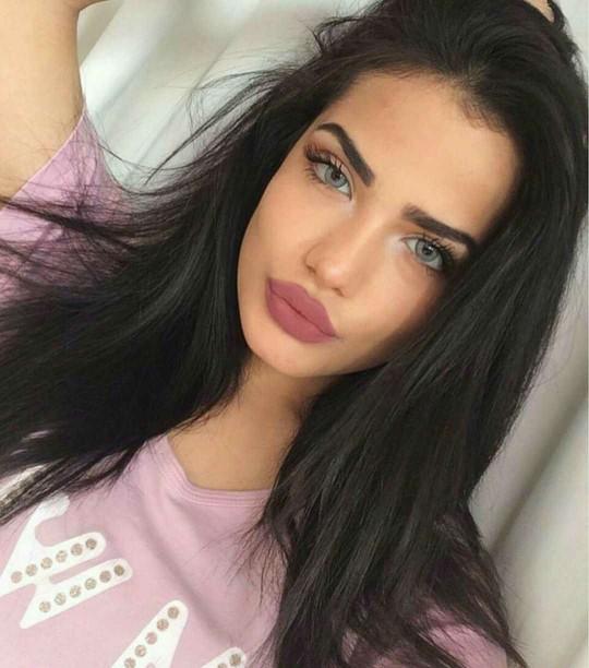 Beyler sizce hangi kız daha güzel??