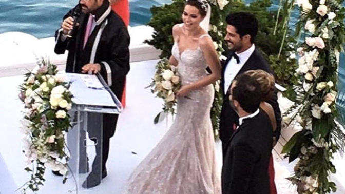 Gelinlik piştisi gözlerden kaçmadı! Sizce Fahriye Evcen'e mi daha çok yakışmış Neslihan Atagül'e mi?