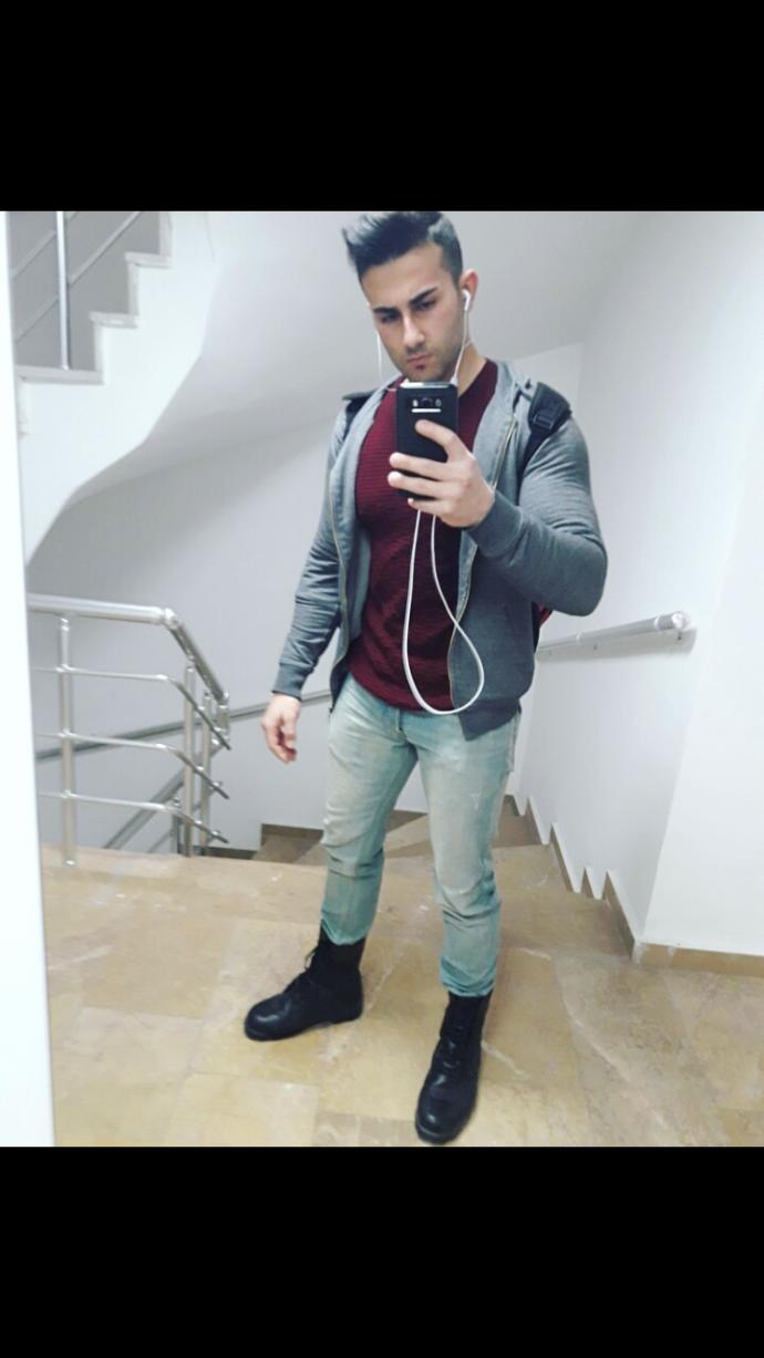 Arkadaşlar dışarıdan bakınca nasıl birisi gibi gözüküyorum genelde sert oldugumu söylerler öyle mi gözüküyorum?