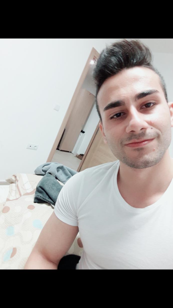 Arkadaşlar dışarıdan bakınca nasıl birisi gibi gözüküyorum genelde sert oldugumu söylerler öyle mi gözüküyorum?