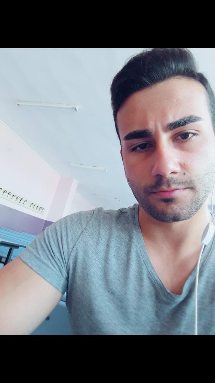Arkadaşlar dışarıdan bakınca nasıl birisi gibi gözüküyorum genelde sert oldugumu söylerler öyle mi gözüküyorum?