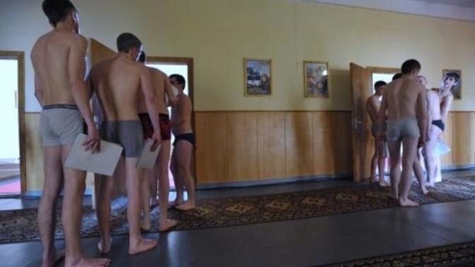 Erkekler, askerlik muayenesinde utandınız mı?