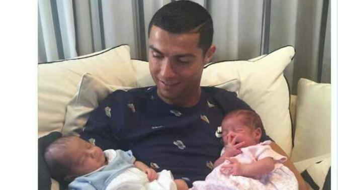 Ronaldo, taşıyıcı anneden ikiz çocuk babası oldu! Ünlü futbolcunun bu yöntemle çocuk sahibi olmasını doğru buluyor musunuz?