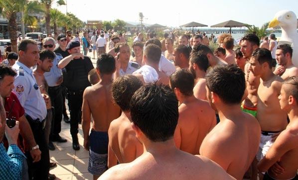 Bukadarıda pes artık!!! Plajda kadınların resmini çeken surıyeli 2 kişiyi linçten polıs kurtardı.Bu nedir ya ?