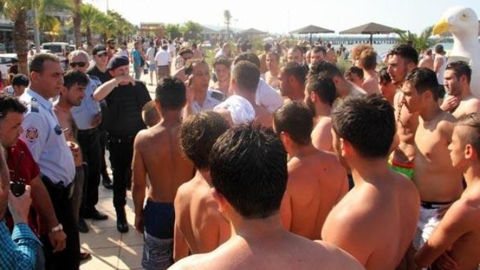 Bu kadarı da pes artık!!! Plajda kadınların resmini çeken surıyeli 2 kişiyi linçten polis kurtardı. Bu nedir ya?