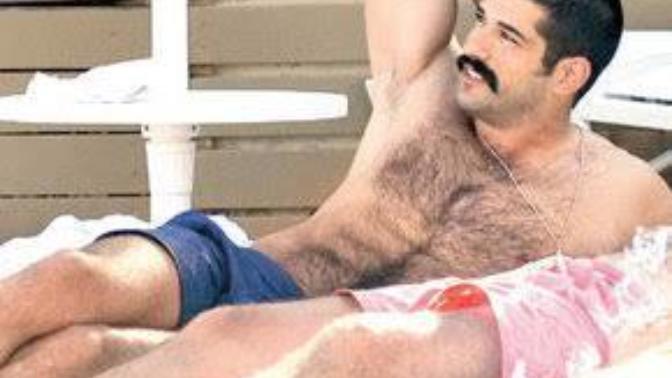 Plajda kıllı erkek mi kıllarını alan erkekmi kıllı erkekmi?