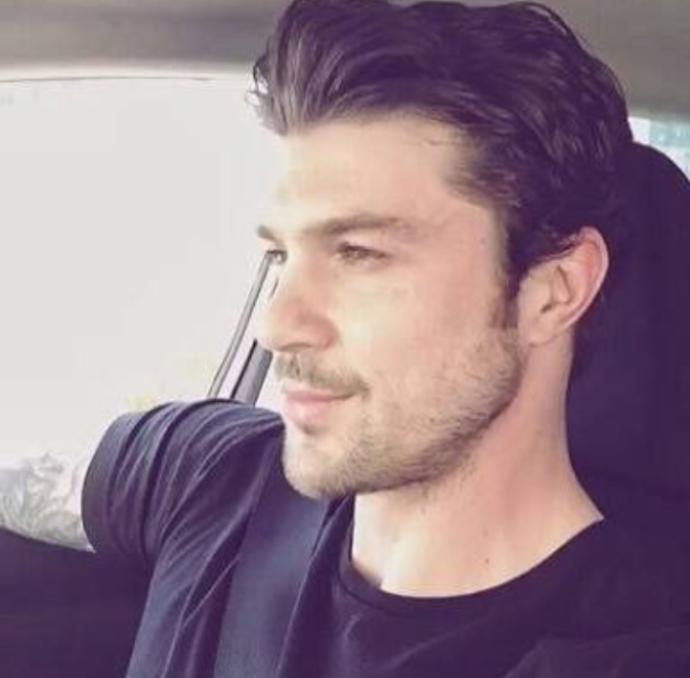 Bu adam nasıl Türk olabilir ya çok yakışıklı değil mi maşallah pü pü pü ( kızlar gözümüz gönlümüz açılsın )?