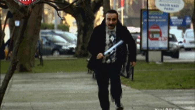 Durduk yere küfür edip engelleyen insanlar neyin kafasını yaşıyor olabilir?