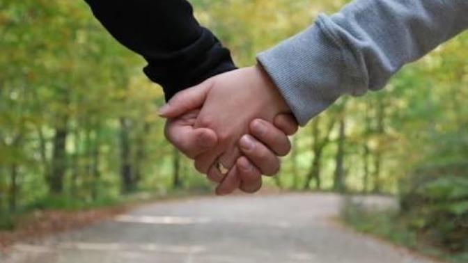 Aşk hayatınız için sevgilinizin ellerine bakın! Avuç içi çizgilerine bakarak aşk hayatınızın analizini yapar mısınız?