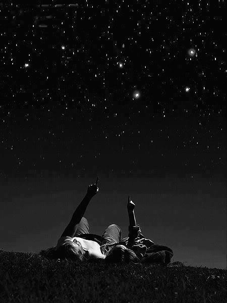 Kızlar , kim benle gece sahilde dalgaların hışırtısında yıldızları seyretmek ister 😏 ?