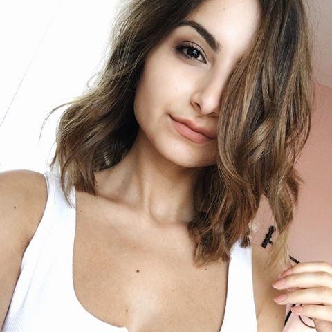 Sizcede bu kiz güzel degil mi? Tatli bence?