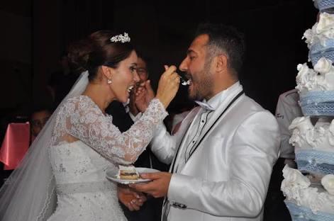 Düğünde eşlerin bir birine pasta yedirme kısmında, eşiniz çatalı ağzınıza yaklaştırıp sürekli geri çekse tepkiniz ne olur?