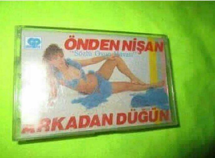 Bu eski cd ve kaset kapaklari mizah olsun diye mi komik yapilirdi? Yoksa ciddiler mi??
