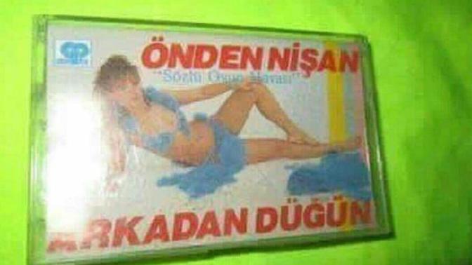 Bu eski cd ve kaset kapaklari mizah olsun diye mi komik yapilirdi? Yoksa ciddiler mi?