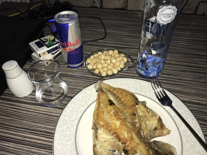 Vodka sever misiniz? Buyurmaz mısınız sofraya?