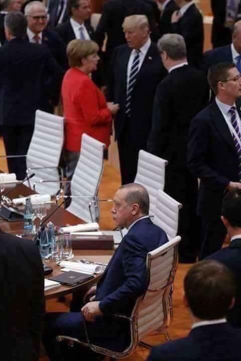 Dünya başkanımız neden yalnız oturuyor ?
