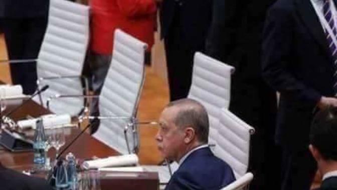 Dünya başkanımız neden yalnız oturuyor?