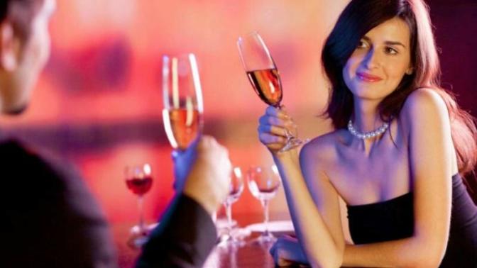 Flört döneminde, kızdırmak mı yoksa romantizm mi daha ideal flört yöntemidir?