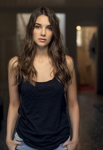 Leyla lydia Fizigi cok hos degil mi ?175 cm boya 60 kg uzun ve kivrimli?