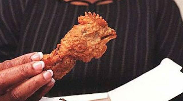 Dünyaca ünlü fast food mağazası Popeyes'da görülen bir tavuk kafası, bu sipariş sana gelse tepkin ne olurdu?