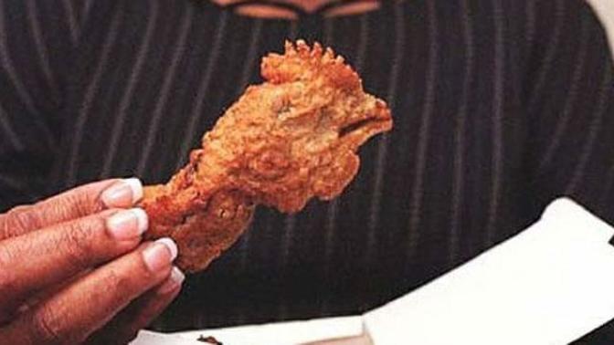 Dünyaca ünlü fast food mağazası Popeyes'da görülen bir tavuk kafası! Bu sipariş sana gelse tepkin ne olurdu?