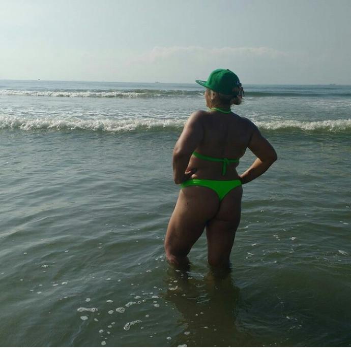 Kızlar, Türkiye de bu tarz tanga bikini şeklinde seksi bikini rahatlıkla giyilebilir mi , uygun plaj  ya da  otel var mıdır?