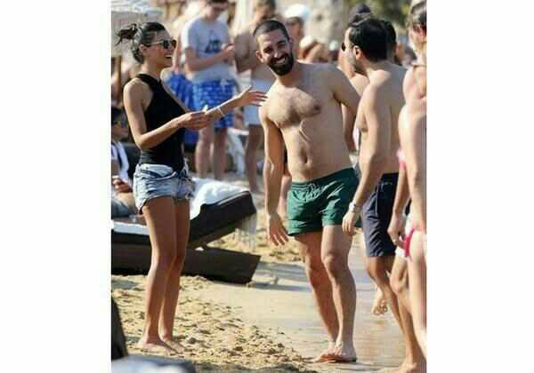 Arda Turan, Yunan gazetecilere poz verirken, Türk gazetecilere el hareketi yaptı. Sizce Arda Turan ne yapmaya çalışıyor??