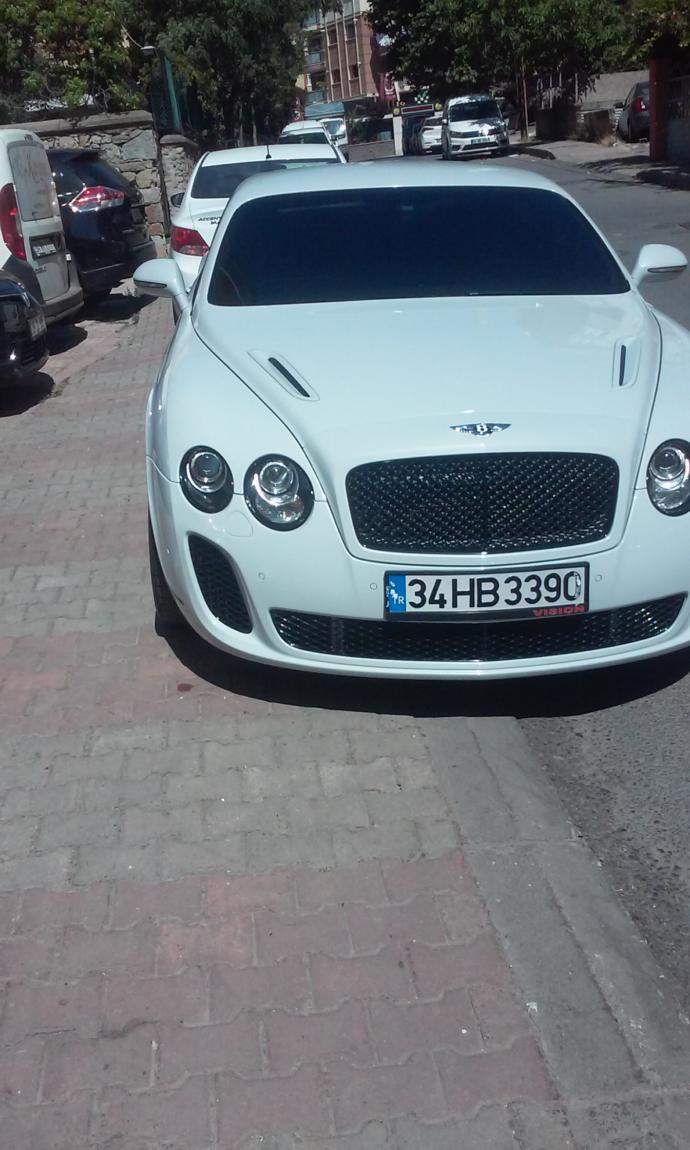 Kızlar, nasil araba bentley. kumascimin arabasi, bende BMW X6 var deyiseyim mi ne dersiniz?