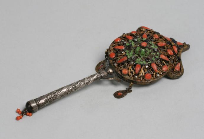Osmanlı'da bir kadına ayna almak, ona ''Senden daha güzelini bulamadım.'' mesajını verirdi. Ayna mı yoksa çiçek mi ?