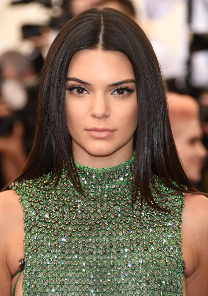 Kendall Jenner Yüz olarak çok sıradan değil mi?
