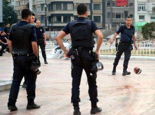 Çevik kuvvet polisi çok yakışıklı değil mi ya 😍😄?