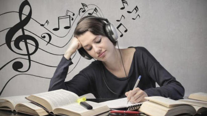 Müzik dinleyerek ders çalışmak daha kolay ve verimliymiş, sizce de öyle mi?