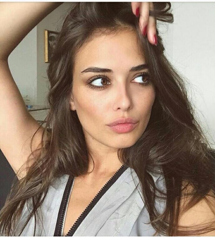 Bu kadının burnu estetik mi?