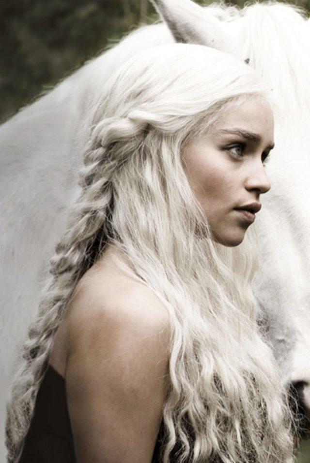 "Ve tanrı kadını yarattı!" Game Of Thrones'un Khaleesi'sinden Seksi Saç Modeli! Uzun ve örgülü saçlar, sizce de ilgi çekiyor mu?