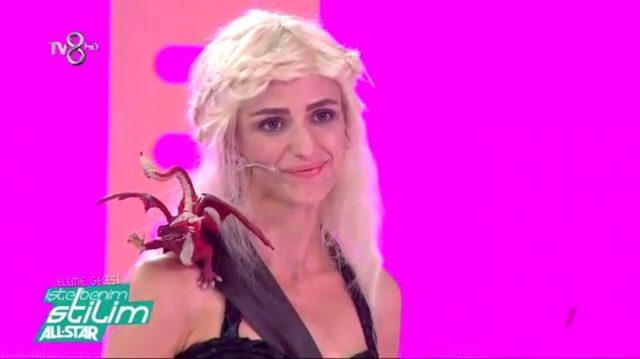 "Ve tanrı kadını yarattı!" Game Of Thrones'un Khaleesi'sinden Seksi Saç Modeli! Uzun ve örgülü saçlar, sizce de ilgi çekiyor mu?