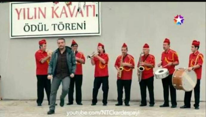 Kız arkadaşım iki erkek arkadaşıyla çok samimiler. Birlikte alkol falan içmeye gidiyolar?