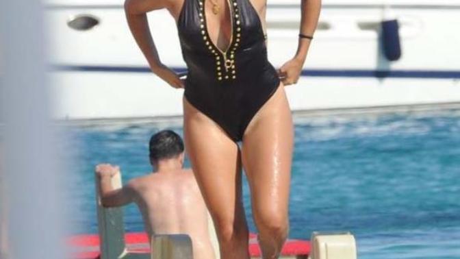 Hande Erçel bikinili çok seksi değil mi sizce de?