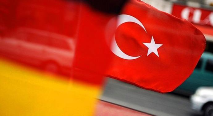 Türkiye ve Almanya arasında 12 ay'da 6 defa kriz yaşandı ! Almanya'nın bizi açık açık tehdit etmesi hakkında ne düşünüyorsunuz ?