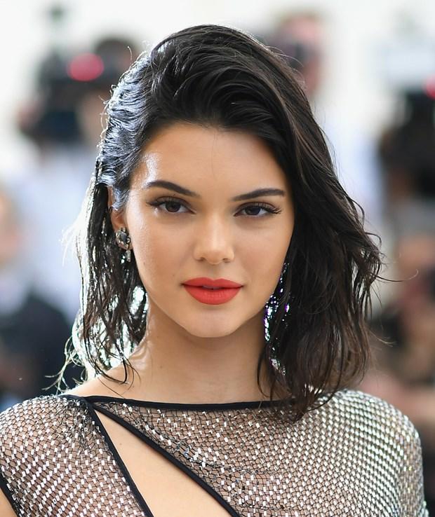 Kendall Jenner itici değil mi?