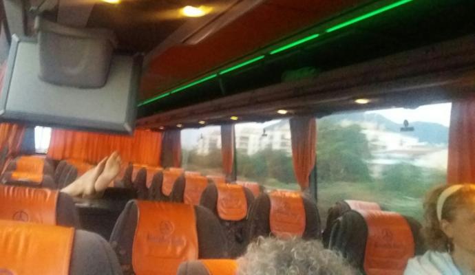 Otobuste biri ayakkabisini cikardi ayagi havaya kaldirdi pispis koku sardi otobusu naapsam ?