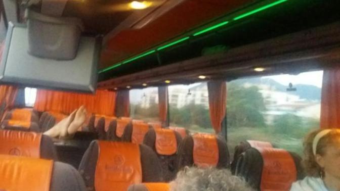 Otobuste biri ayakkabisini cikardi ayagi havaya kaldirdi pispis koku sardi otobusu naapsam?