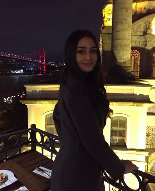 Esra Bilgiç hem çok güzel hem de muhteşem bir oyuncu değil mi?