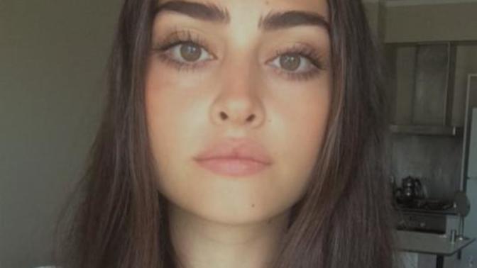 Esra Bilgiç hem çok güzel hem de muhteşem bir oyuncu değil mi?