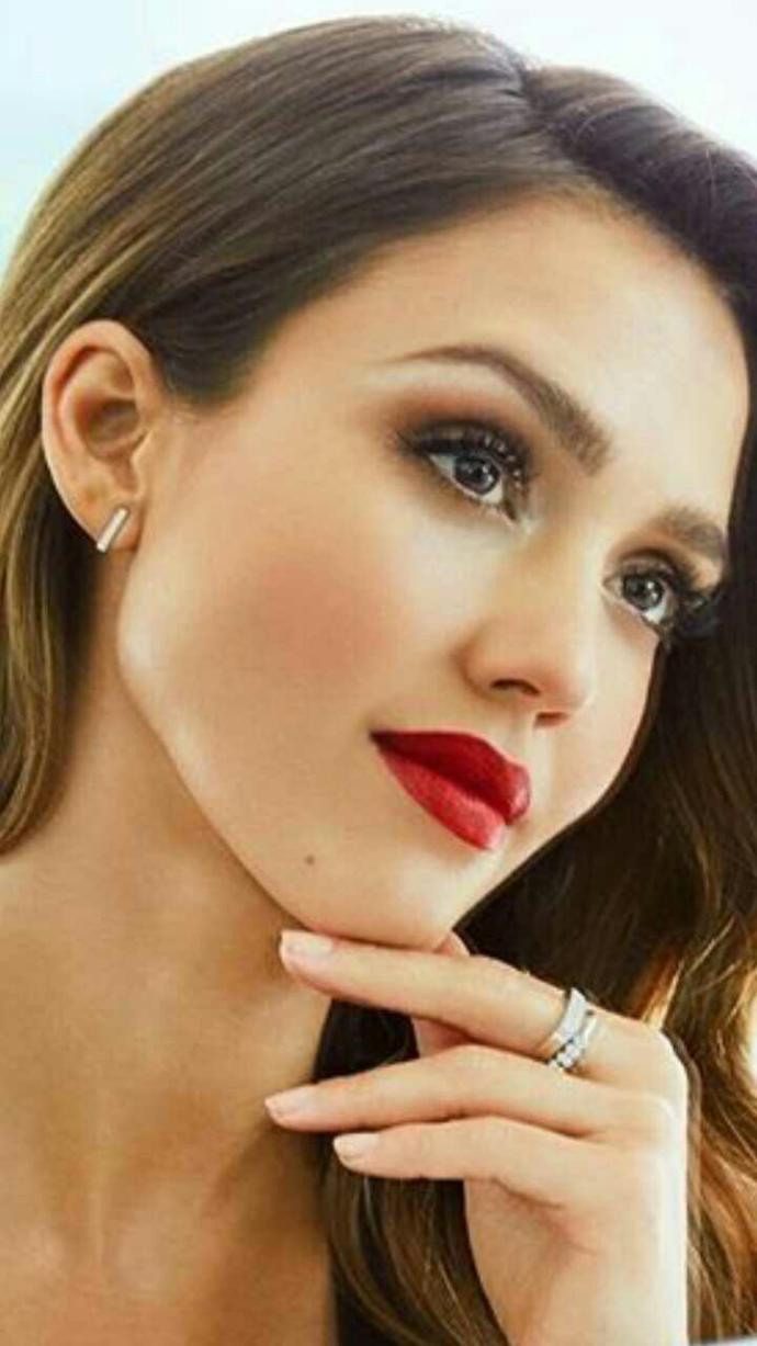 Jessica Alba Güzel Mi??