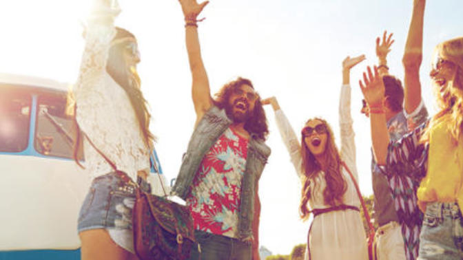 Sevgili ile gidilen tatil mi daha eğlenceli olur, arkadaşlarla gidilen tatil mi?