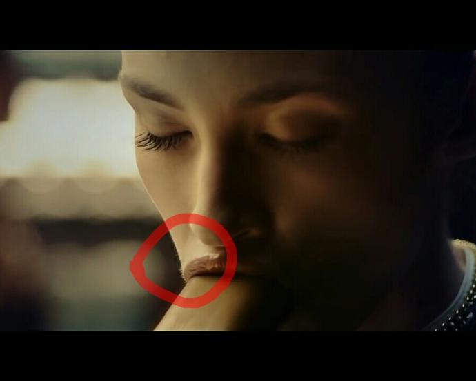 Magnum reklamındaki kızın bıyıkları için ne düşünüyorsunuz?