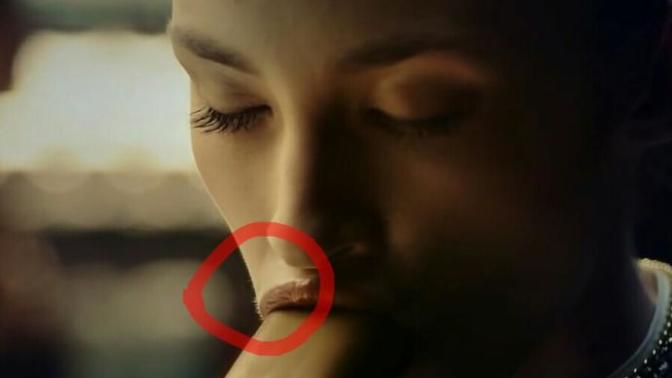 Magnum reklamındaki kızın bıyıkları için ne düşünüyorsunuz?