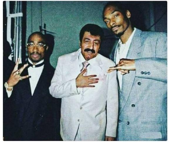 Müslüm Gürses'in Amerika'da Tupac,Snoopdogg gibi rapçilerle çektirdiği resmi gördünüz mü ?