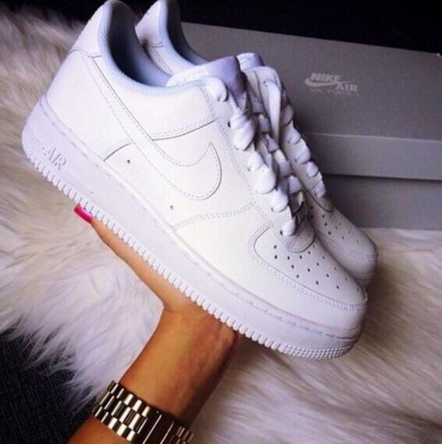 Nike beyaz sneaker ayakkabıya nasıl bir kombin yapılır?